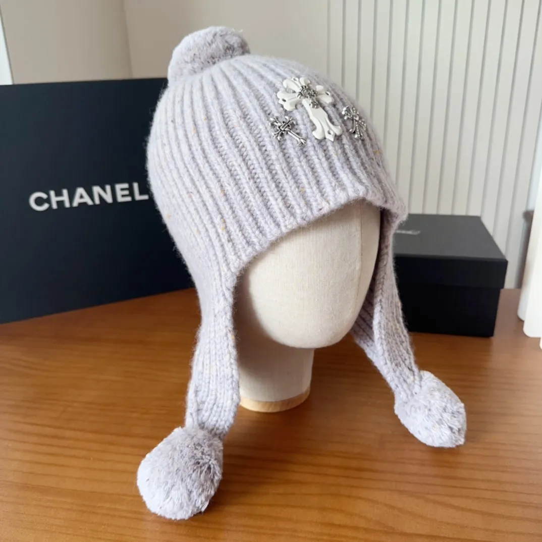 💰110 Crow Heart Autumn and Winter Wool Knitted Beanie This must be a favorite of minimalism. It is clean, neat, fashionable and versatile, and will definitely not be picky about your face shape! A fashionable classic that lasts forever! Fashionable black and white can be purchased together!